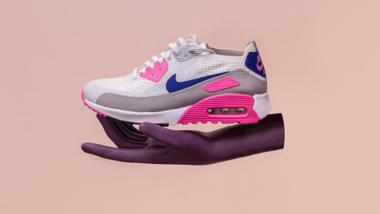 Chaussure marque Nike sur arrière-plan rose